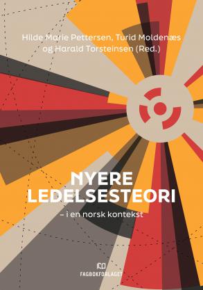 Bokomslag med tittelen "Nyere ledelsesteori – i en norsk kontekst" og redaktørene Hilde Marie Pettersen, Turid Moldenæs og Harald Torsteinsen. Bakgrunnen har et abstrakt mønster med stråleformede segmenter i rødt, oransje, brunt og beige, samt svarte, stiplete linjer. Fagbokforlagets logo er nederst.